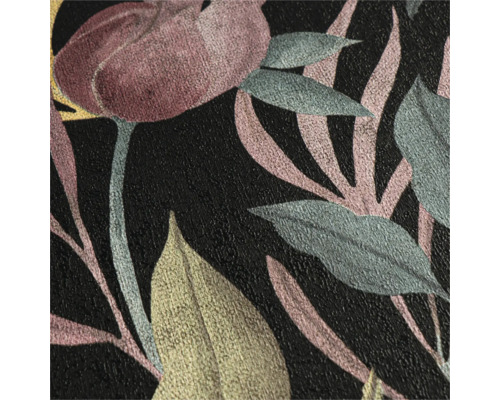 Detail tapety s kvetinovým vzorom na tmavom pozadí