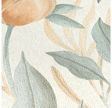 Detailný pohľad na štruktúrovanú tapetu s kvetinovými a listovými vzormi