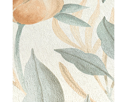 Detailný pohľad na štruktúrovanú tapetu s kvetinovými a listovými vzormi