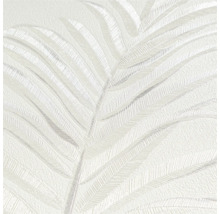 Detailný záber bielej vinylovej tapety so vzorom palmových listov
