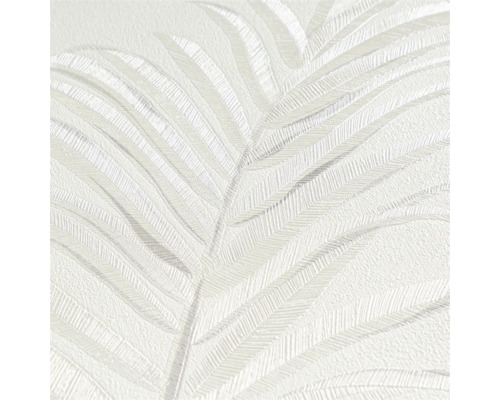 Detailný záber bielej vinylovej tapety so vzorom palmových listov