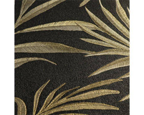 Detailný pohľad na čiernu tapetu s motívom listov