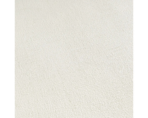 Detailný záber bielej vliesovej tapety s jemnou štruktúrou