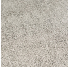 Detail svetlej textilnej tapety s jemnou štruktúrou