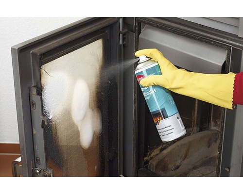 Čistenie krbu pomocou spreja na čistenie skla krbu