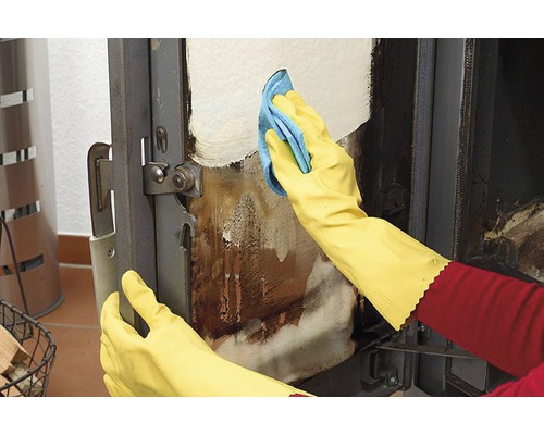 Čistenie dvierok krbu handričkou a rukavicami