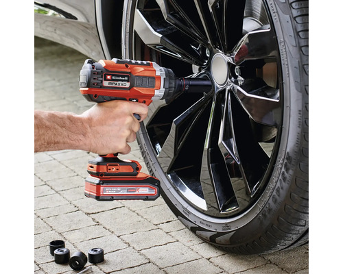 Akumulátorový rázový uťahovák pri výmene kolesa na aute