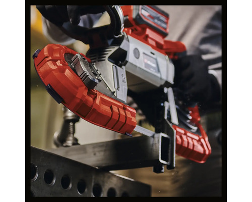 Akumulátorová pásová píla pri rezaní kovu.