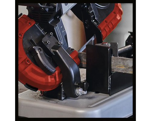 Pásová píla reže kus kovu