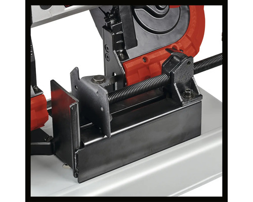 Detailný pohľad na pílku na kov so zverákom na upevnenie obrobku