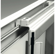 Detailný pohľad na roletu s vodiacimi lištami a upevnením