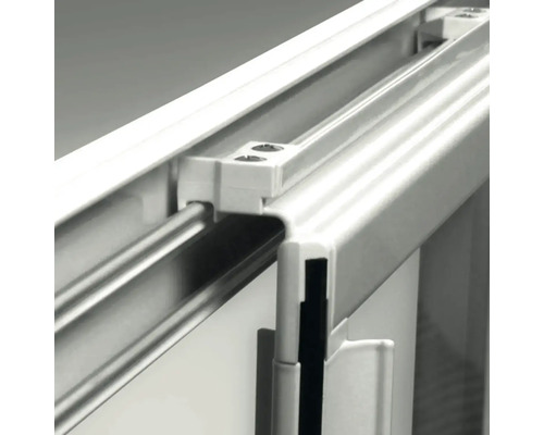 Detailný pohľad na roletu s vodiacimi lištami a upevnením