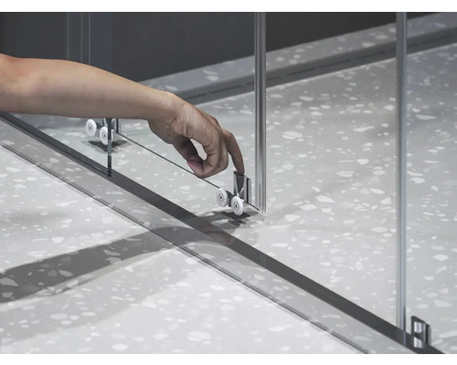 Detail sprchových dverí s valčekovým vedením.