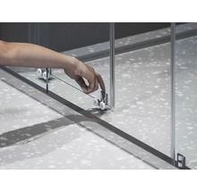 Detail sprchovacieho kúta s posuvnými dverami a valčekovým mechanizmom