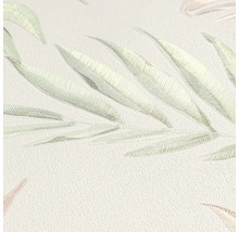 Detailný záber štruktúrovanej tapety s motívom listov