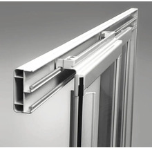 Detailný pohľad na okenný rám s vodiacimi lištami