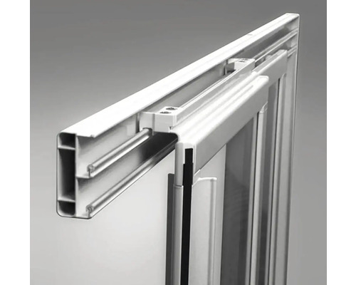 Detailný pohľad na okenný rám s vodiacimi lištami