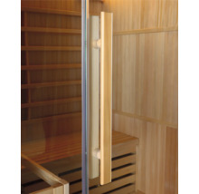 Sauna so sklenenými dverami a drevenou rukoväťou