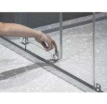 Detailný záber sprchových dverí s rolovacím vedením a rukou.