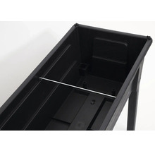 Detailný pohľad na čierny kvetináč