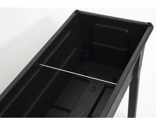 Detailný pohľad na čierny kvetináč