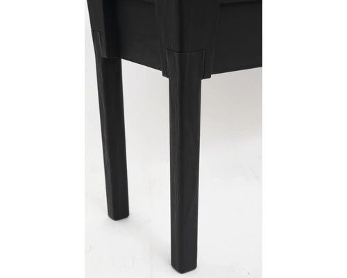 Detail nôh čierneho stola.