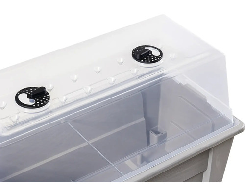 Sadbovací box s priehľadným vekom a regulátormi ventilácie.