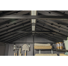 Vnútorný pohľad na záhradný domček s policami a záhradným náradím