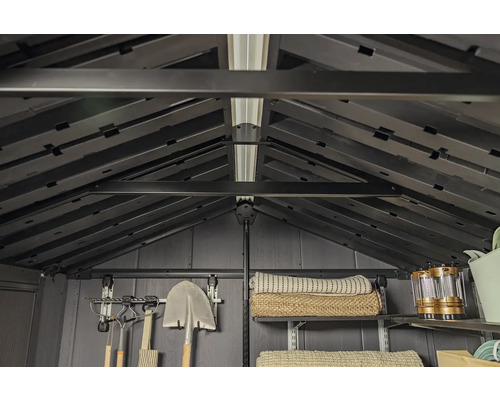 Vnútorný pohľad na záhradný domček s policami a záhradným náradím