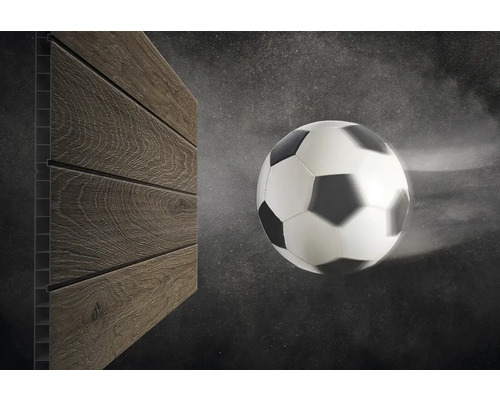 Odolnosť profilového dreva proti nárazu demonštrovaná futbalovou loptou