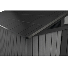 Detailný pohľad na záhradný domček so strechou, fasádou a ventiláciou
