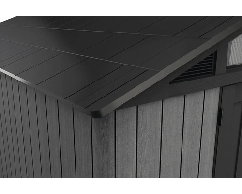 Detailný pohľad na záhradný domček so strechou, fasádou a ventiláciou