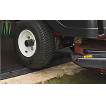 Detailný pohľad na záhradný traktor na rampe