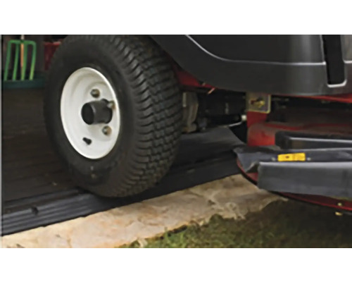 Detailný pohľad na záhradný traktor na rampe