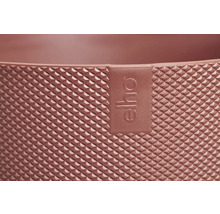 Detailný pohľad na kvetináč s logom Elho a pyramídovou povrchovou štruktúrou