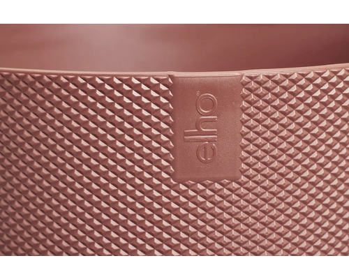 Detailný pohľad na kvetináč s logom Elho a pyramídovou povrchovou štruktúrou