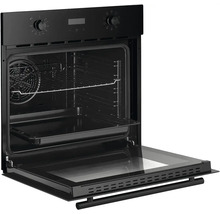 Čierna vstavaná rúra s otvorenými dverami, interiér s roštom a plechom na pečenie viditeľný.