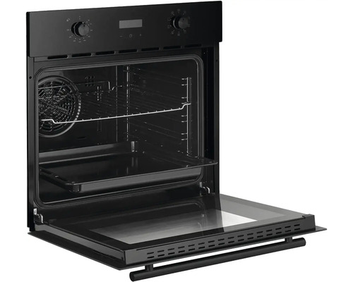 Čierna vstavaná rúra s otvorenými dverami, interiér s roštom a plechom na pečenie viditeľný.