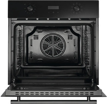 Vstavaná rúra s otvorenými dverami a pohľadom do interiéru