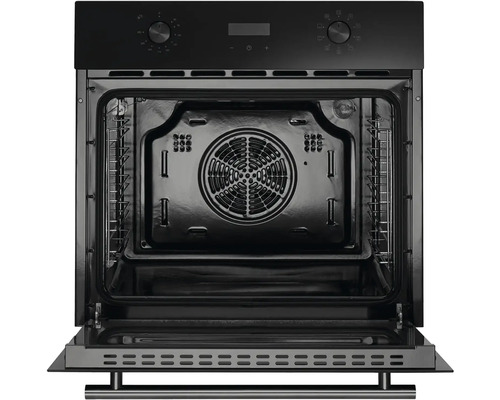 Vstavaná rúra s otvorenými dverami a pohľadom do interiéru