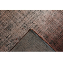 Detail vzorovaného koberca s geometrickým vzorom