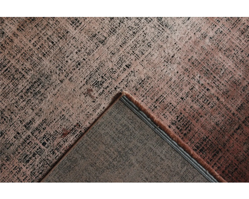 Detail vzorovaného koberca s geometrickým vzorom