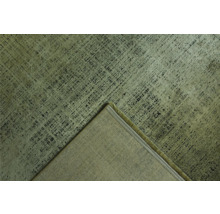 Koberec s abstraktným vzorom