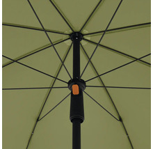 Vnútorný pohľad na otvorený slnečník s rámom a rukoväťou