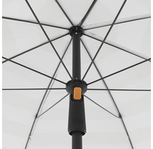 Detailný pohľad na priehľadný dáždnik s čiernym rámom a rukoväťou