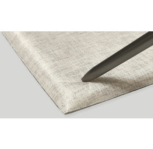 Detail akustického panelu s perom na absorpciu zvuku
