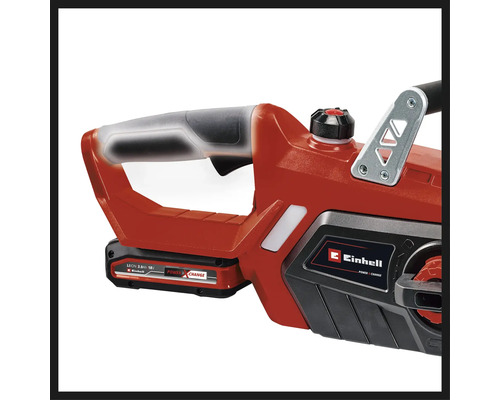 Detail akumulátorovej reťazovej píly Einhell s akumulátorom a hornou rukoväťou
