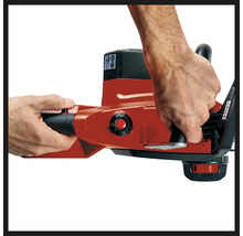 Obsluha akumulátorovej píly dvoma rukami