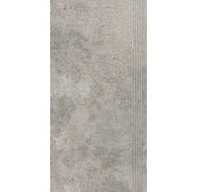 Sivá podlahová dlaždica s vrúbkovaným okrajom.