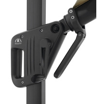 Detailný záber kľukového mechanizmu na tyči slnečníka s logom Doppler.